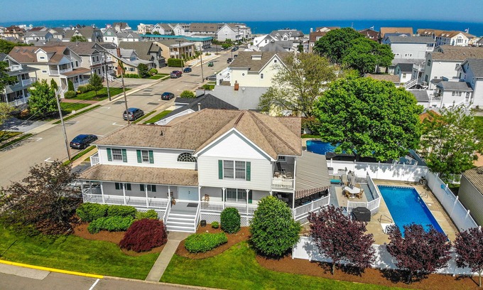 Point Pleasant Beach Villa | Point Pleasant Beach 6 bed w/pool 2 blocks from the beach