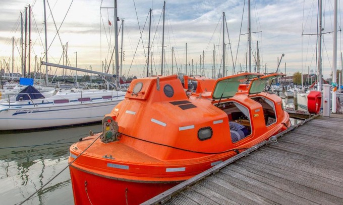 Monnickendam Boat Rental | PolarStern - unique boatstay!