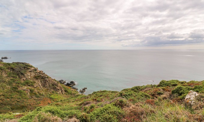 Helston Cottage | POLDOWRIAN FARMHOUSE, pet friendly, with a garden in Coverack