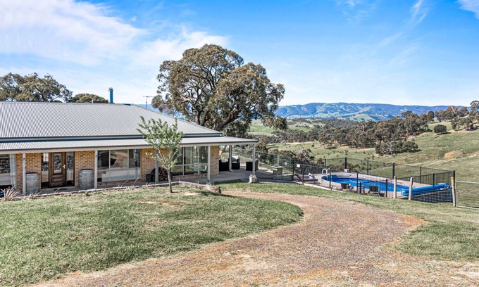 Kilmore East House | Poloma Farm Stay - Scenic Country Getaway