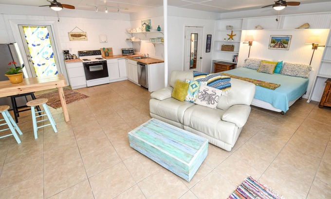 East End Cottage | “POMPANO” Beach studio. Lovely Couple's Getaway…..Steps to beach