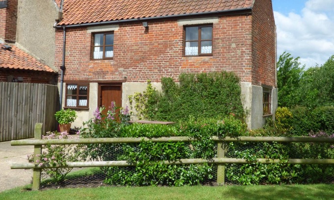 Lowestoft Cottage | POND FARM DAIRY, pet friendly, character holiday cottage in Beccles
