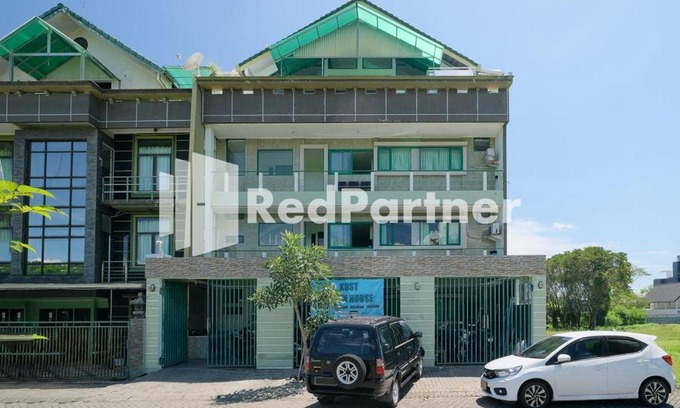 Surabaya Hotel | Pondok Hijau Syariah Mitra RedDoorz At Citraland Surabaya