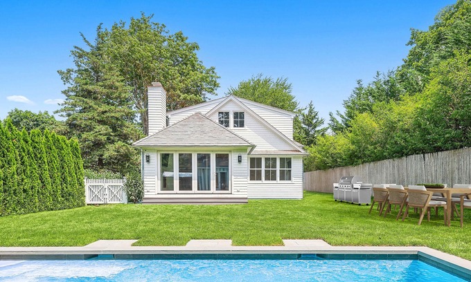 Sag Harbor House | Pool/5 min walk to Beach/Restaurants/Museums- Village House w/backyard