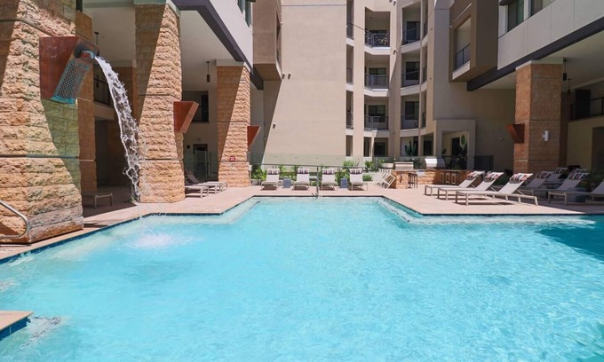 North Scottsdale Condo | Pool Access 》Walk to Kierland | Golf, Shops & Dine