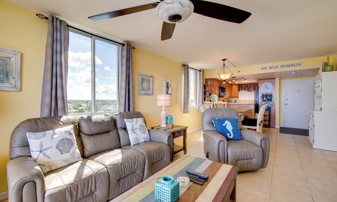 Hudson Condo | Pool Access: Waterfront Hudson Condo!