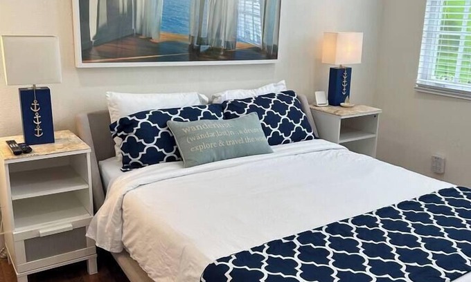Palm Beach - West Palm Beach Apartment | Pool Beach Getaway Palm Beach 1 Bedroom w/Kitchen