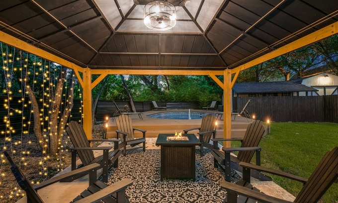 Oak Cliff House | Pool + Fire Pit - Sleeps 8