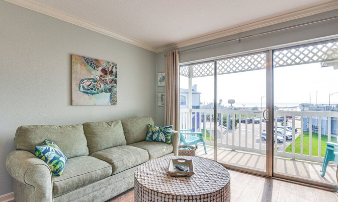 Galveston Condo | Pool & Hot Tub Access: Beachside Galveston Condo!