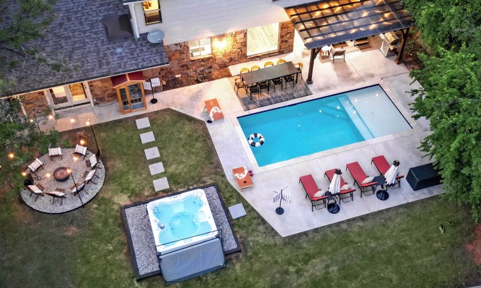 Quail Creek House | Pool~Hot Tub~Sauna~Game Room~near Lake Hefner