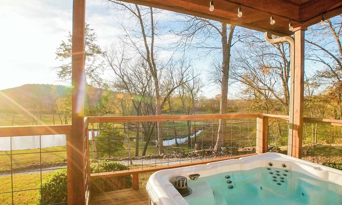 Fayetteville House | Pool, Hot Tub & Views 15 Mins to U of A