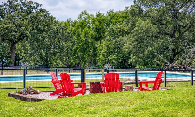 Brenham Cottage | ★ Pool, HotTub- Cardinal Cottage, RoundTop/Brenham
