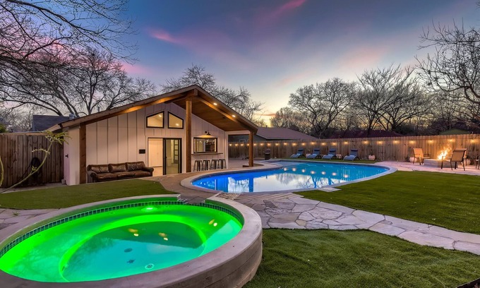 South Manchaca House | Pool House Fun & Relaxation: Spa & Game Room