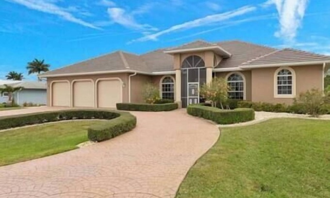 Pelican House | Pool & Spa with Waterfront Views, Kayaks, Fishing!