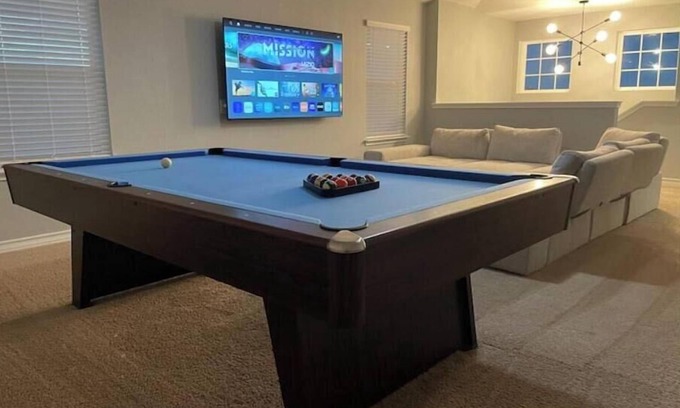Wetmore House | Pool table 4 Kings 5 TVS Near JW Marriott TPC