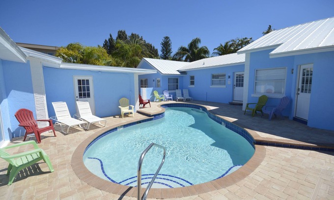 Siesta Key Hotel | POOL VIEW Walk to beach King bed Pool Daily Rentals