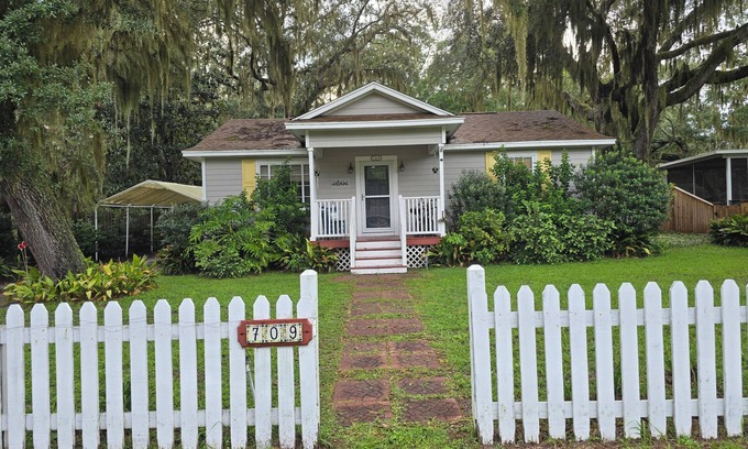 St. Marys House | Pool/Walk to Ferry/Pet Friendly/Fenced In Yardn