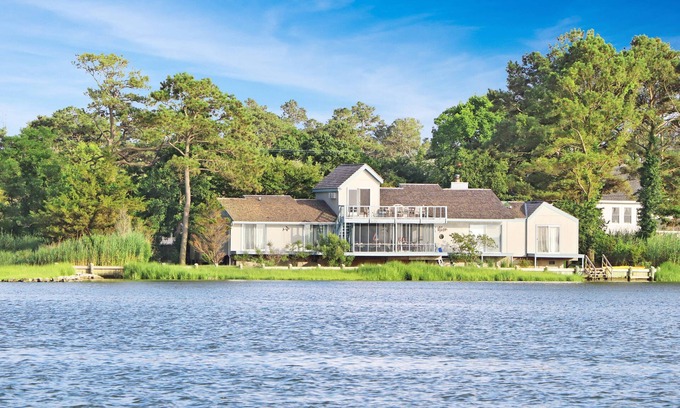 Chincoteague House | Poole's Cove - Waterfront; Main Street!