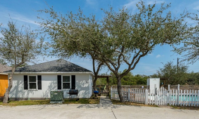Rockport Cottage | Poolside Coastal Cabana