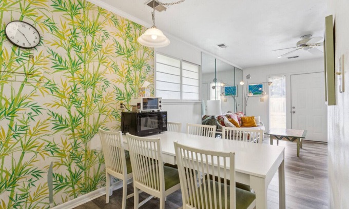 Northeast Virginia Beach Condo | Poolside Retreat | Walk to Beach