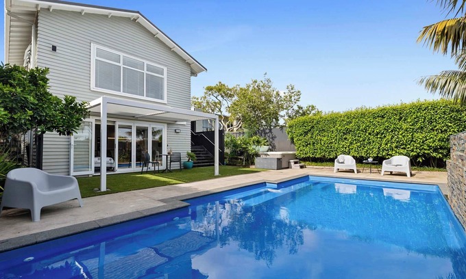New Plymouth Apartment | Poolside Studio Near Pukekura Park New Plymouth