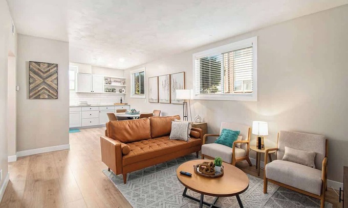 Aksarben - Elmwood Park Apartment | Poppleton Place - Central Omaha, Zoo, CHI Nearby