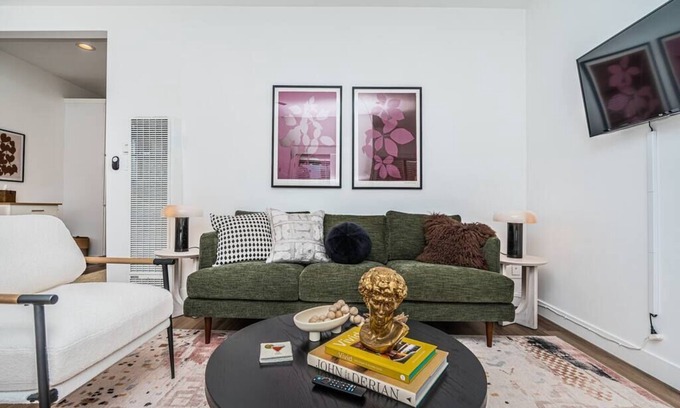 Coronado House | Poppy Suite – Walk to Food, Shops & Ferry Landing