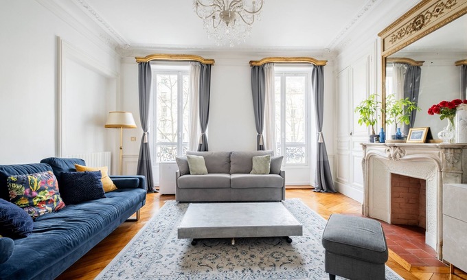 Quartier de l'Ecole-Militaire Apartment | Porcelain Pelouse, by Veeve