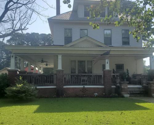 Sunbury Apartment | Porch life in Sunbury
