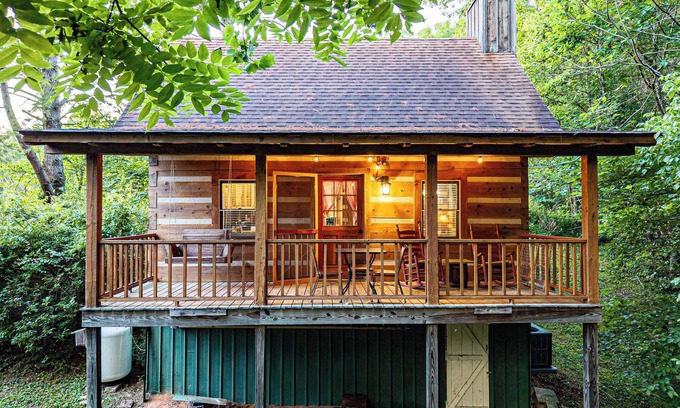 Townsend Cabin | Porch Swing, Jacuzzi Tub, Wi-Fi, Dogs ok, near NP
