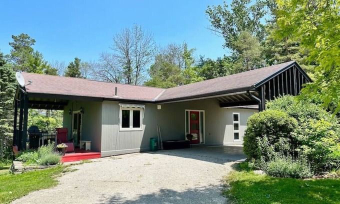 Meaford House | Porchside Retreat: Sauna and Treeline Backyard