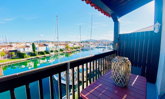 Port Grimaud Apartment | Port-Grimaud T2 seafront apartment with mezzanine