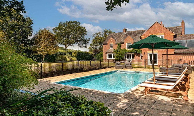 Medbourne House | Port Hill House with Heated Outdoor Pool