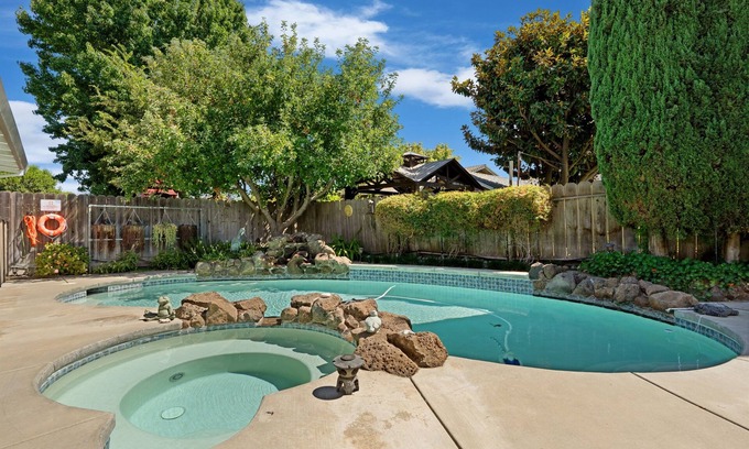 Lodi House | Port Place | Pool, Hot Tub, Fantastic Location! 3 Bedrooms, 2 Bathrooms, +Office