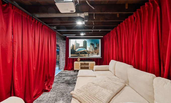 Chicago House | Portage Park/Theater/Deck/Game Room/Gym/Arcade