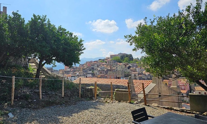 Monforte San Giorgio House | Portaterra - Spaziosa Casa con Bella Vista e Giardino