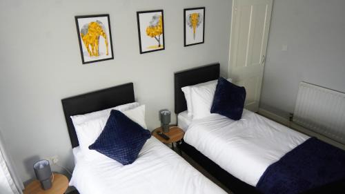 Willenhall House | Portobello House - Four Bedroom House perfect for CONTRACTORS - Sleeps 6 - FREE parking