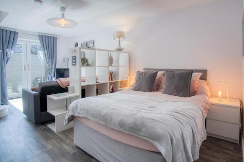 Bishopston Apartment | Portway Nook - 1 Bedroom Studio - Bishopston