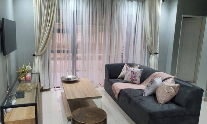 Bulawayo Apartment | Posh 3 bedroomed guesthouse in Hillside with pool - 2039