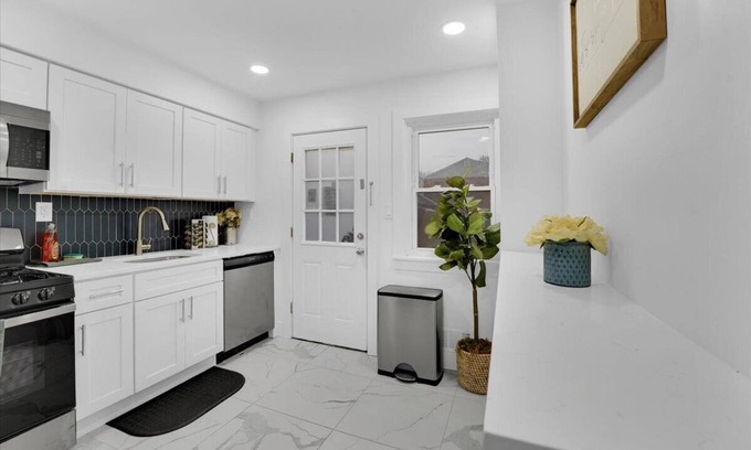 Elizabeth House | Posh Living Condo sleeps 7