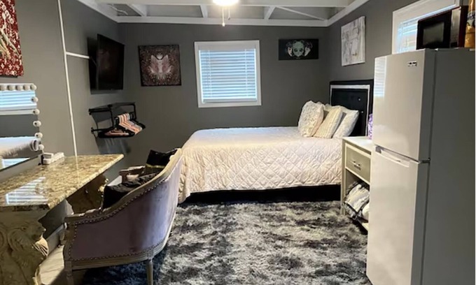 Fort Walton Beach House | Posh Princess Pad Close To Beach, Bases, and Shops In Central Fort Walton Beach.
