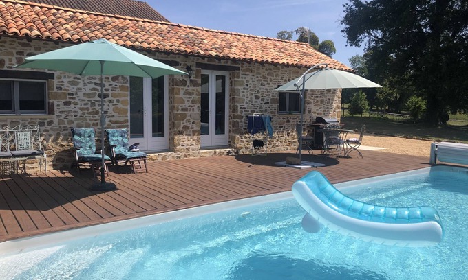 Saint-Martin-de-Fressengeas Cottage | Pretty 1-bedroom self-catering cottage with swimming pool