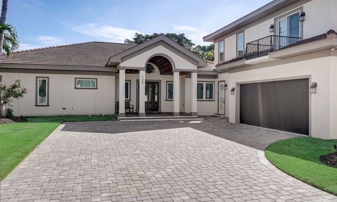 Saint Armands Key Apartment | Precise Realty presents St. Armands Luxe Retreat