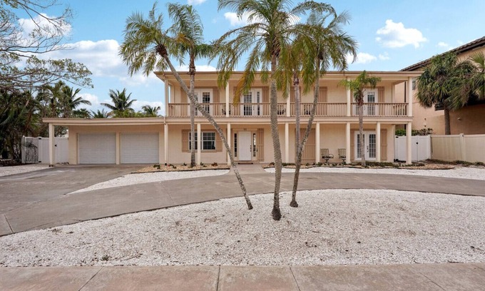 Saint Armands Key Apartment | Precise Realty presents St. Armands Pool Retreat