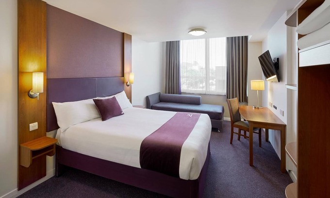 Highcliffe-on-Sea Hotel | Premier Inn Christchurch/Highcliffe