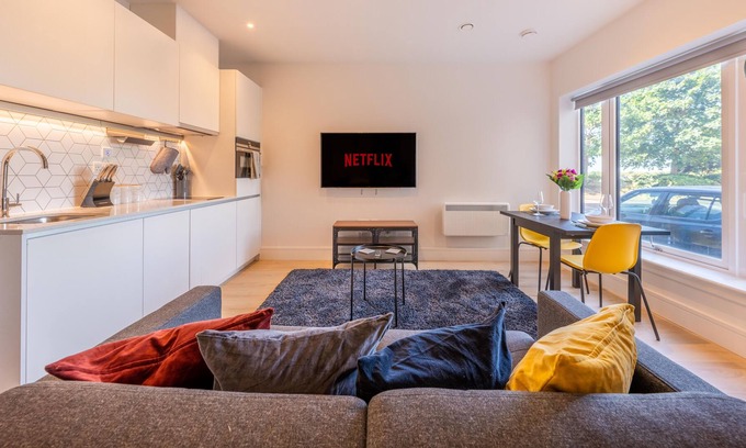 Heathrow Villages Apartment | Premier Studio - Grande size - Luxury Stay - Onsite Parking