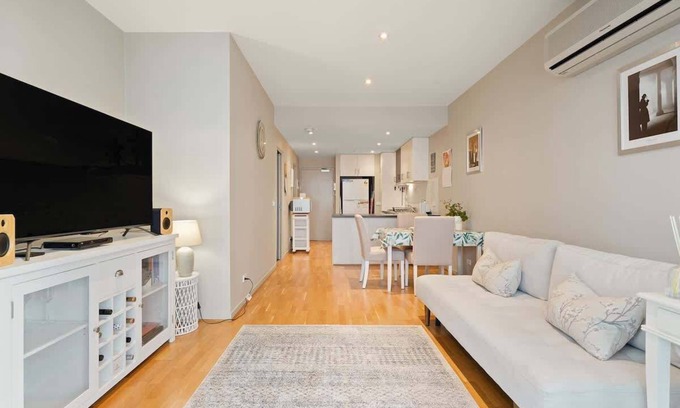 Port Melbourne Apartment | Premiere Port Melbourne Executive Apt near beach!