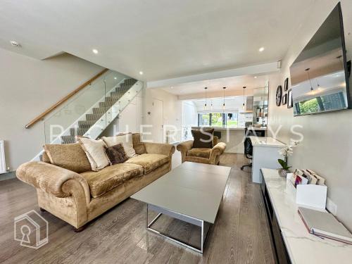 Borehamwood House | Premium 3BR House, French Doors and Private Garden