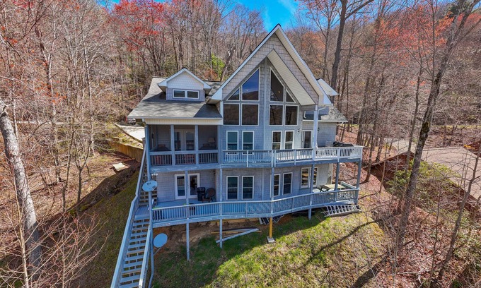 Topton House | Premium 5 Bedroom 4 kings/6 Twins LAKE FRONT Home.BOOK JUNE PROMO DEALS NOW!