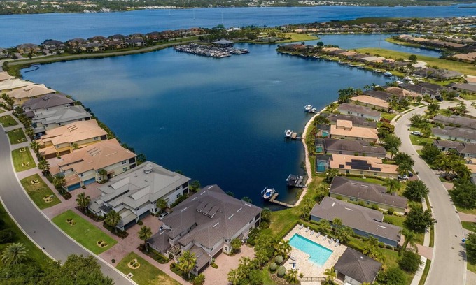 Bradenton Condo | Premium Carriage In he Sought After Tidewater Preserve Conveniently Located!